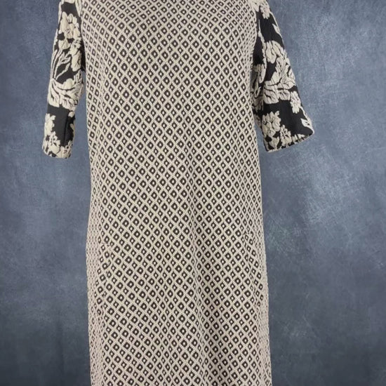 Robe motifs extensible et confortable Maison Scotch, taille 2 (xs/s). Vue de la vidéo qui présente tous les détails de la robe.