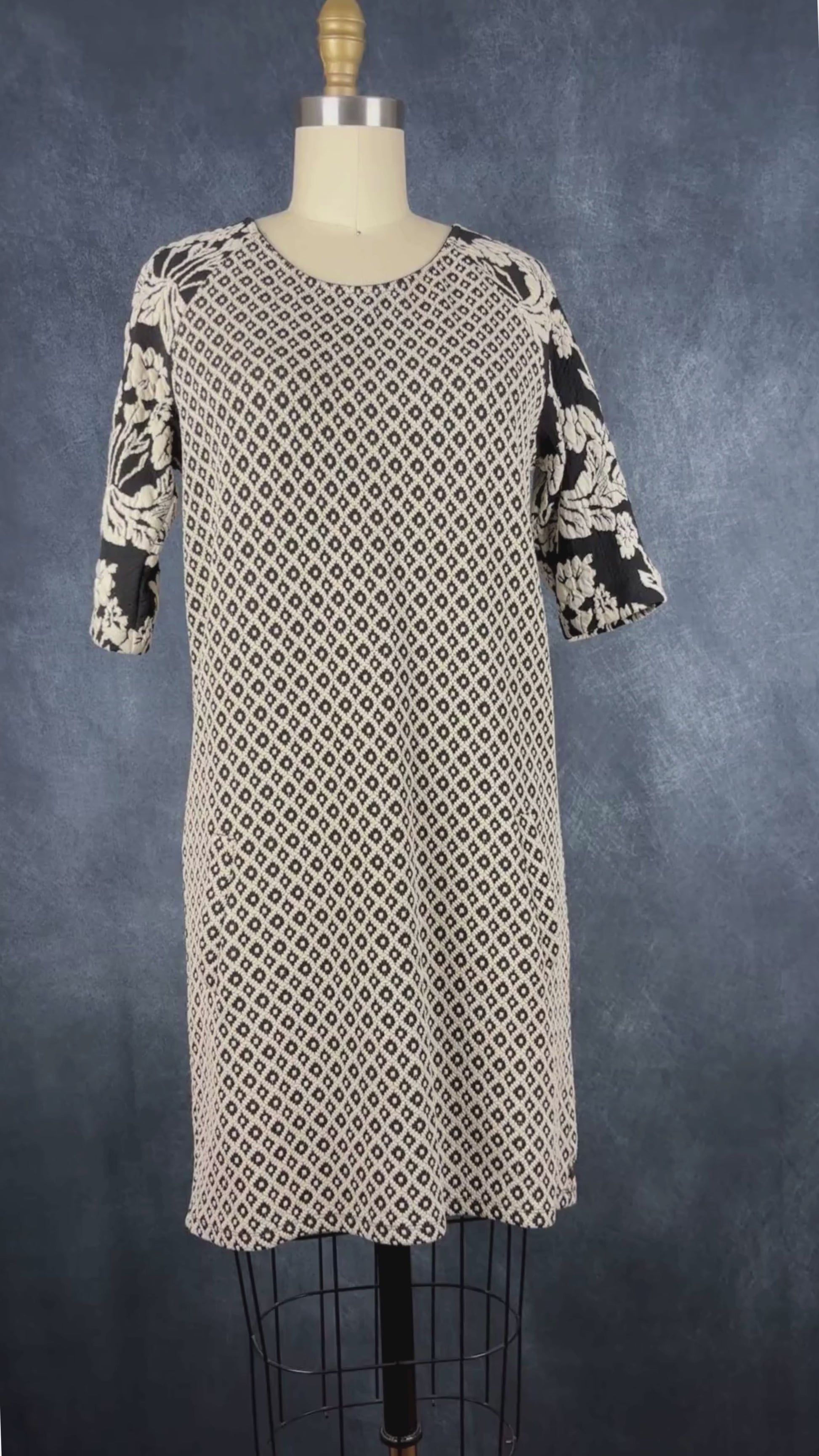 Robe motifs extensible et confortable Maison Scotch, taille 2 (xs/s). Vue de la vidéo qui présente tous les détails de la robe.