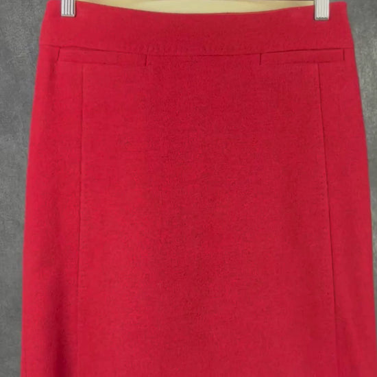 Jupe rouge en laine Weekend MaxMara, taille 6 (environ small). Vue de la vidéo qui présente tous les détails de la jupe.
