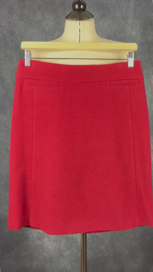 Jupe rouge en laine Weekend MaxMara, taille 6 (environ small). Vue de la vidéo qui présente tous les détails de la jupe.