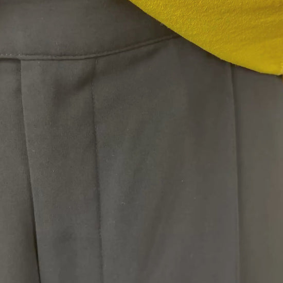 Pantalon noir à jambe large fluide avec pli Filippa K, taille 36 (s). Vue de la vidéo qui présente tous les détails du pantalon.