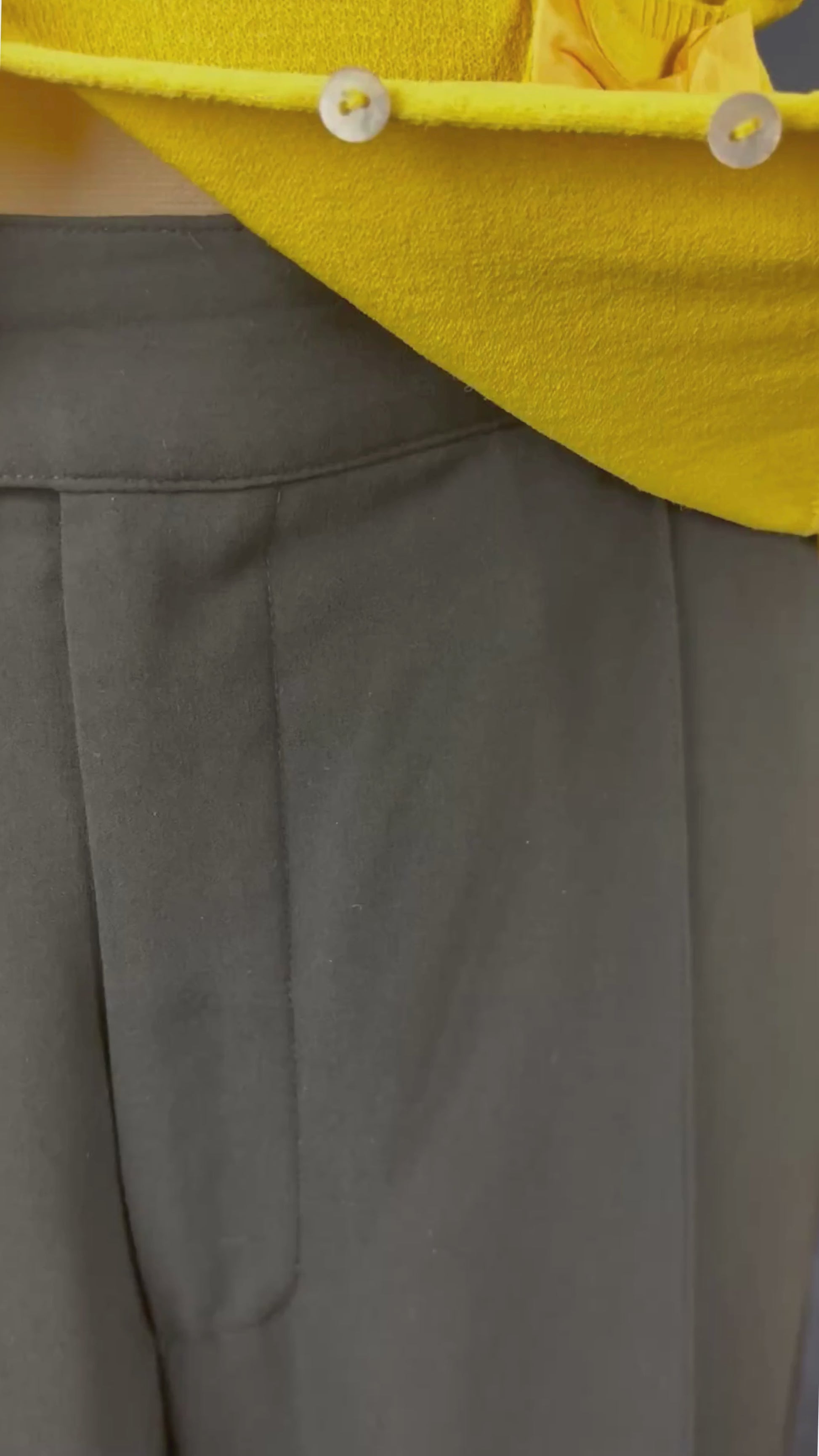 Pantalon noir à jambe large fluide avec pli Filippa K, taille 36 (s). Vue de la vidéo qui présente tous les détails du pantalon.