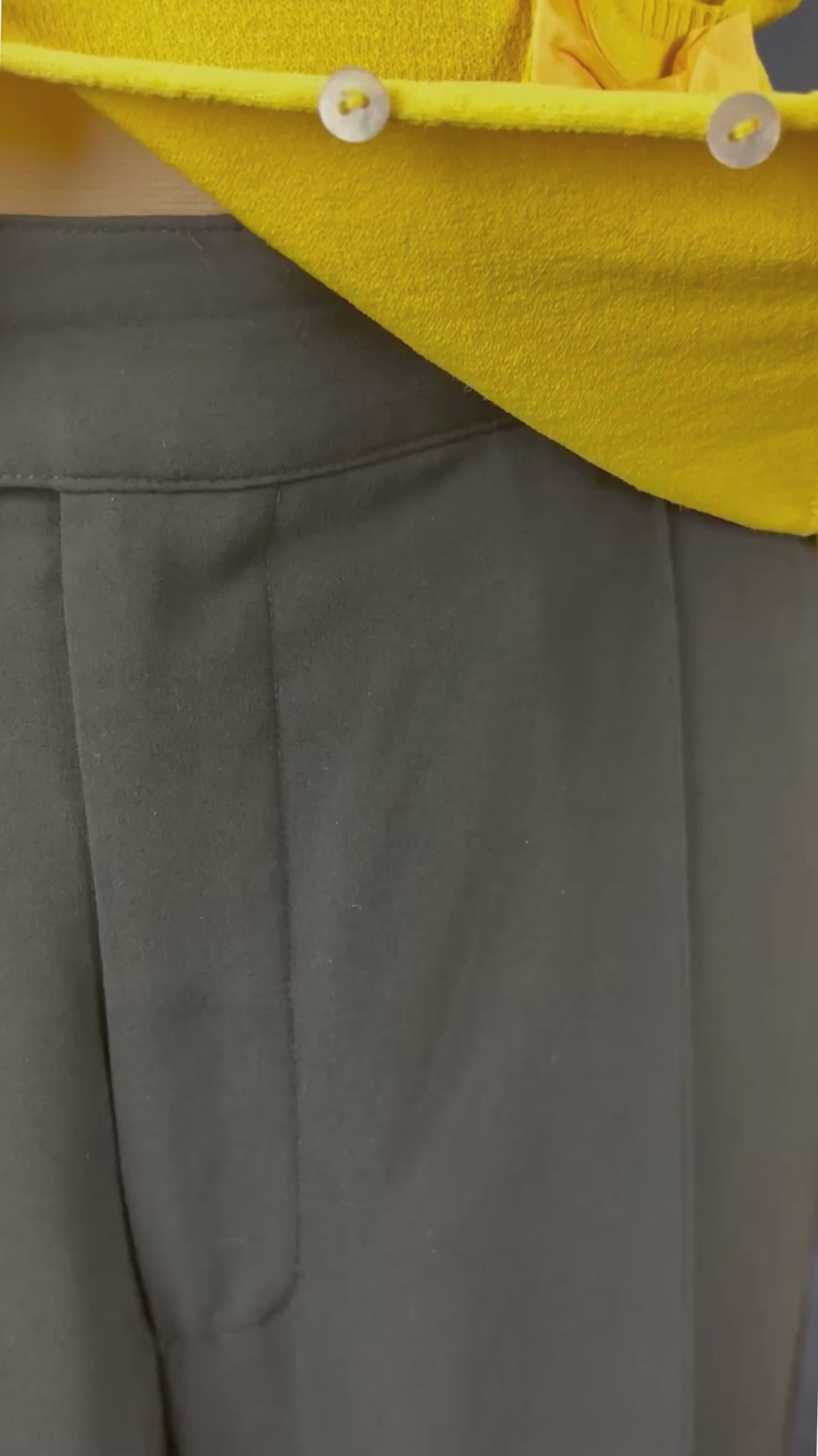 Pantalon noir à jambe large fluide avec pli Filippa K, taille 36 (s). Vue de la vidéo qui présente tous les détails du pantalon.