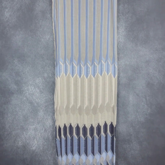 Foulard fin à motifs géométriques gris, bleu doux, bleu denim, marine Sandwich, grand rectangle. Vue de la vidéo qui présente tous les détails du foulard.
