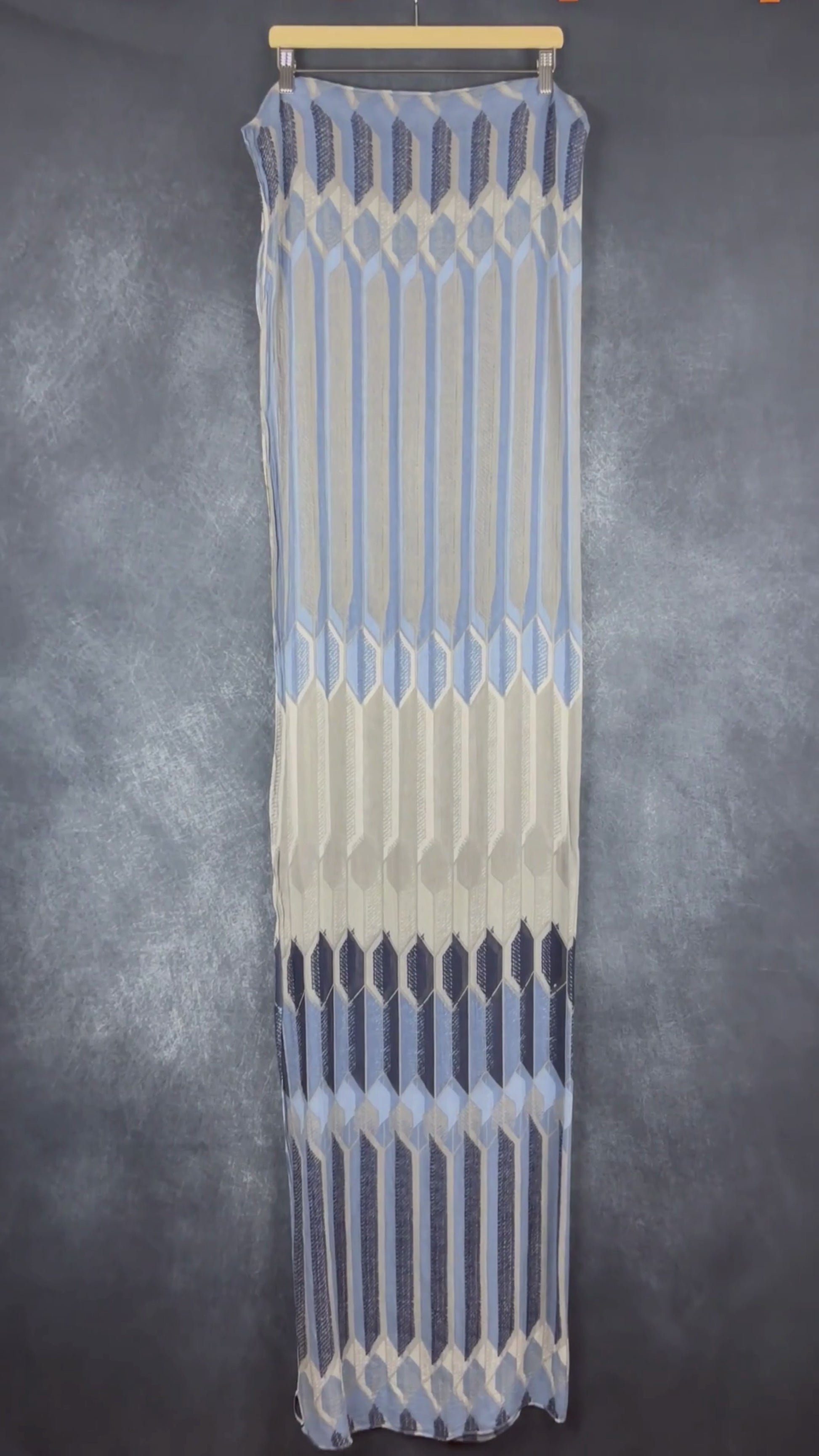 Foulard fin à motifs géométriques gris, bleu doux, bleu denim, marine Sandwich, grand rectangle. Vue de la vidéo qui présente tous les détails du foulard.