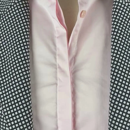 Blouse rose doux avec petits frisons au bas des manches Mos Mosh, taille large. Vue de la vidéo qui présente tous les détails de la blouse.