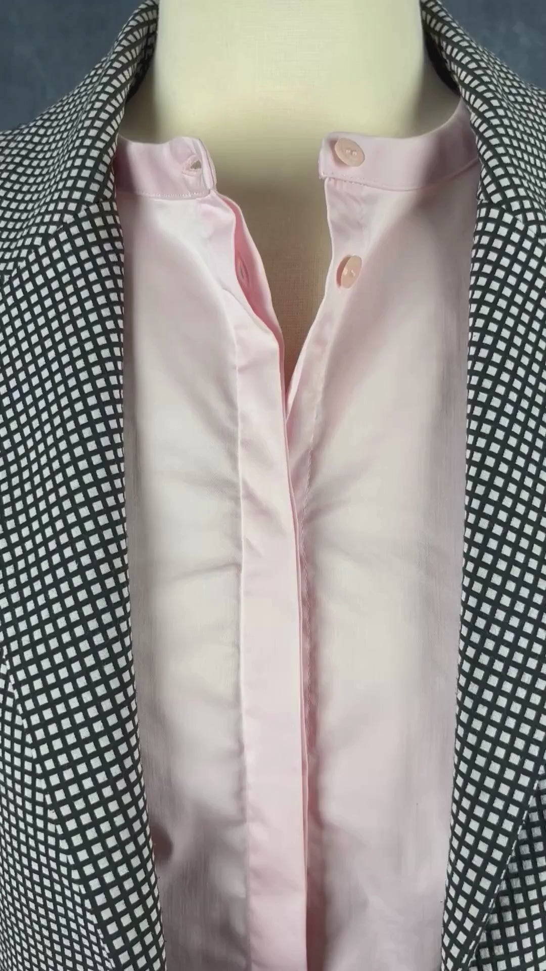 Blouse rose doux avec petits frisons au bas des manches Mos Mosh, taille large. Vue de la vidéo qui présente tous les détails de la blouse.