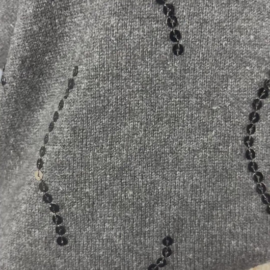 Chandail en fin tricot charcoal en soie et cachemire agrémenté de sequins, Jax, taille estimée à medium. Vue de la vidéo qui présente tous les détails du chandail.