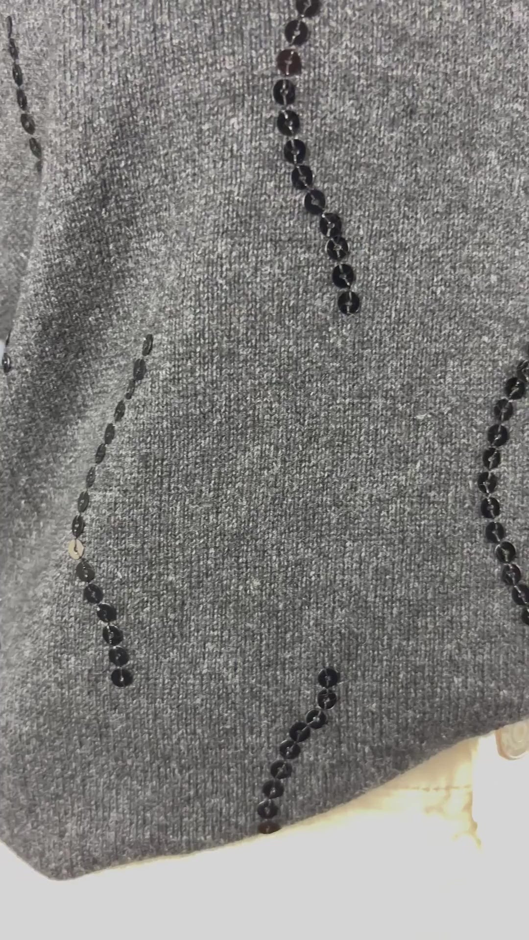 Chandail en fin tricot charcoal en soie et cachemire agrémenté de sequins, Jax, taille estimée à medium. Vue de la vidéo qui présente tous les détails du chandail.