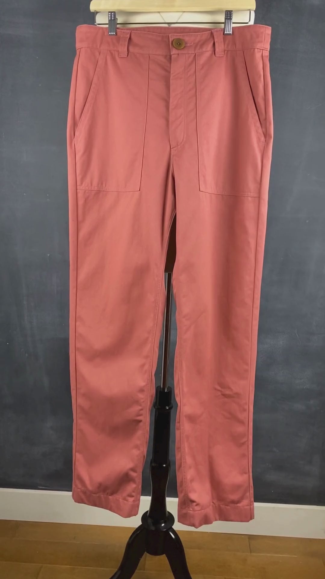 Pantalon en coton rose neuf Beaton, taille 14. Vue de la vidéo qui présente tous les détails du pantalon.