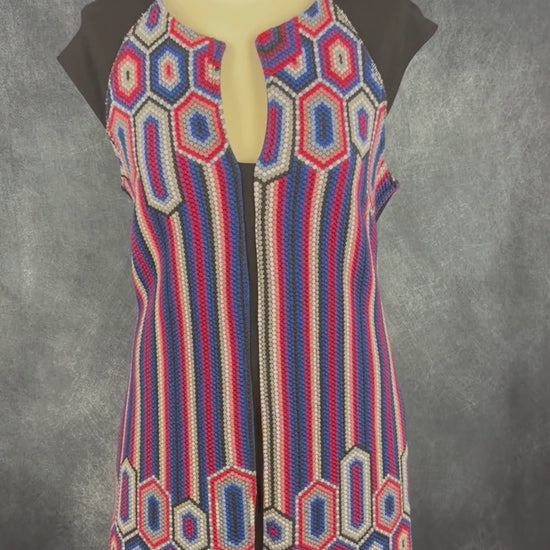 Robe colorée avec insertion de sequins Desigual, taille xl (l). Vue de la vidéo qui présente tous les détails de la robe.