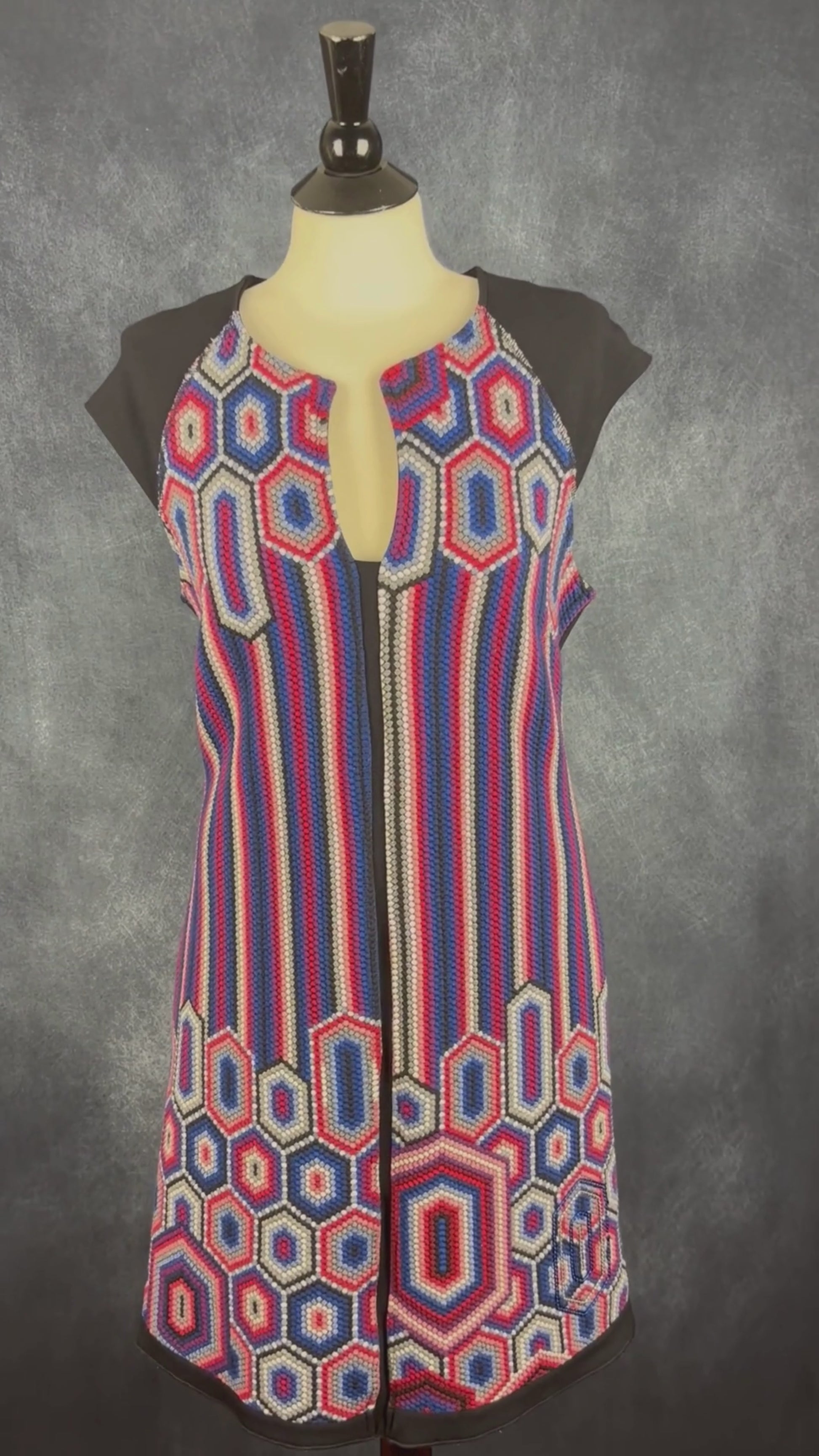 Robe colorée avec insertion de sequins Desigual, taille xl (l). Vue de la vidéo qui présente tous les détails de la robe.