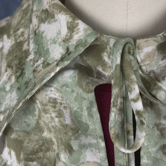 Veste courte à col chemisier à motifs abstraits Joelle, taille small. Vue de la vidéo qui présente tous les détails de la veste.