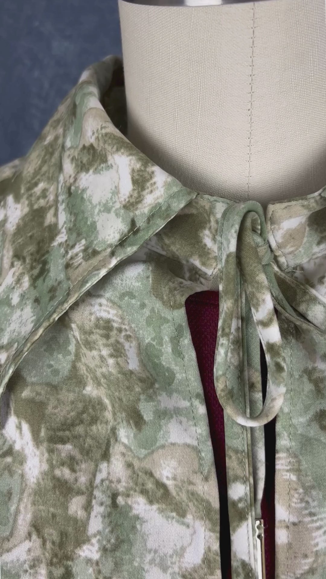 Veste courte à col chemisier à motifs abstraits Joelle, taille small. Vue de la vidéo qui présente tous les détails de la veste.