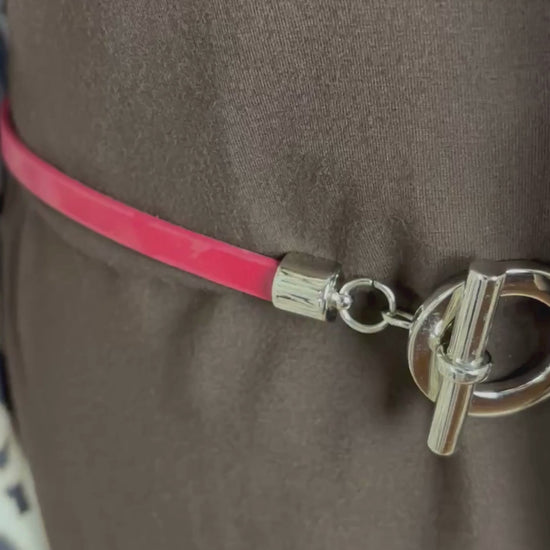 Ceinture en cuir rouge taille unique. Vue de la vidéo qui présente tous les détails de la ceinture.