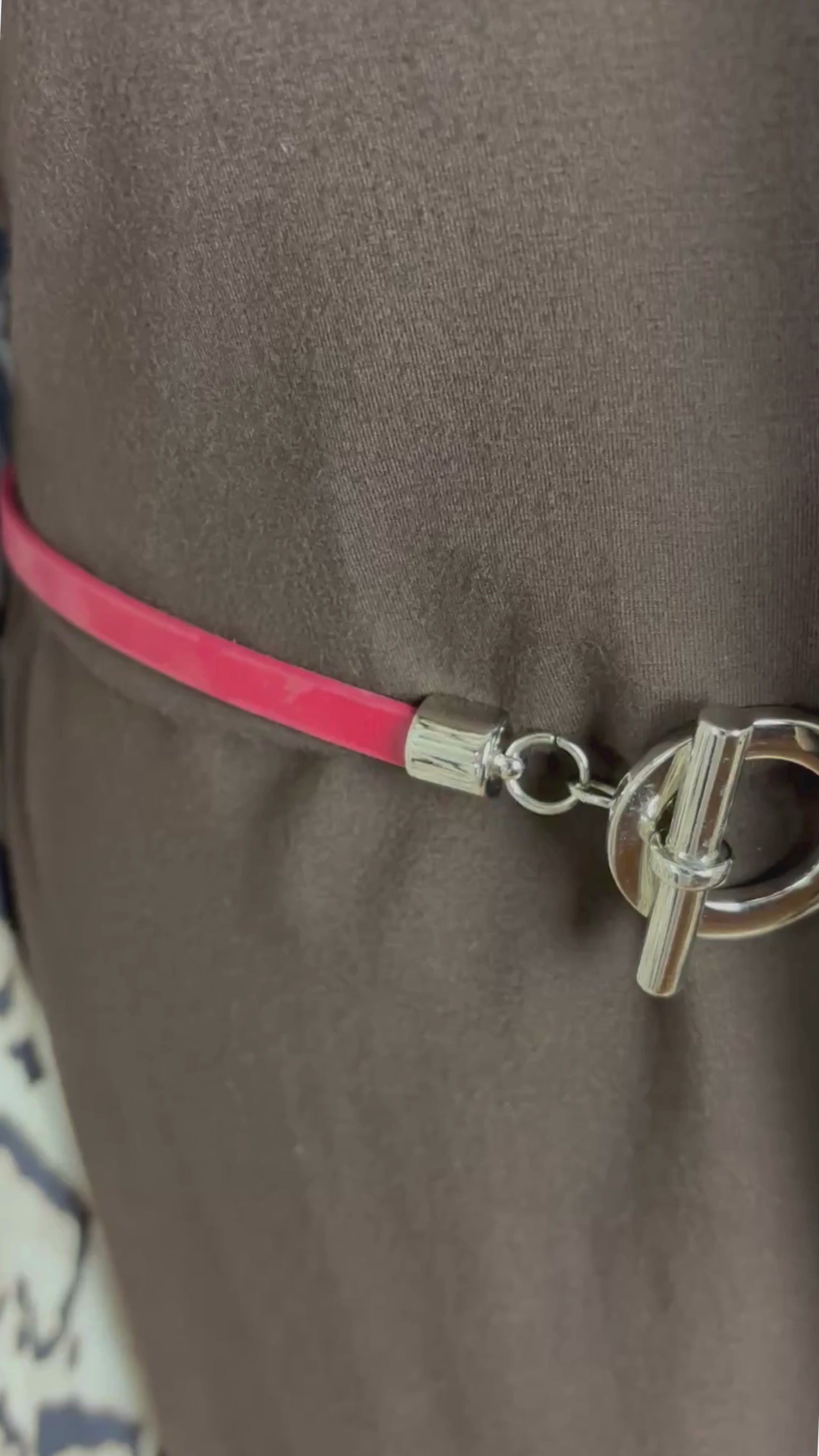 Ceinture en cuir rouge taille unique. Vue de la vidéo qui présente tous les détails de la ceinture.