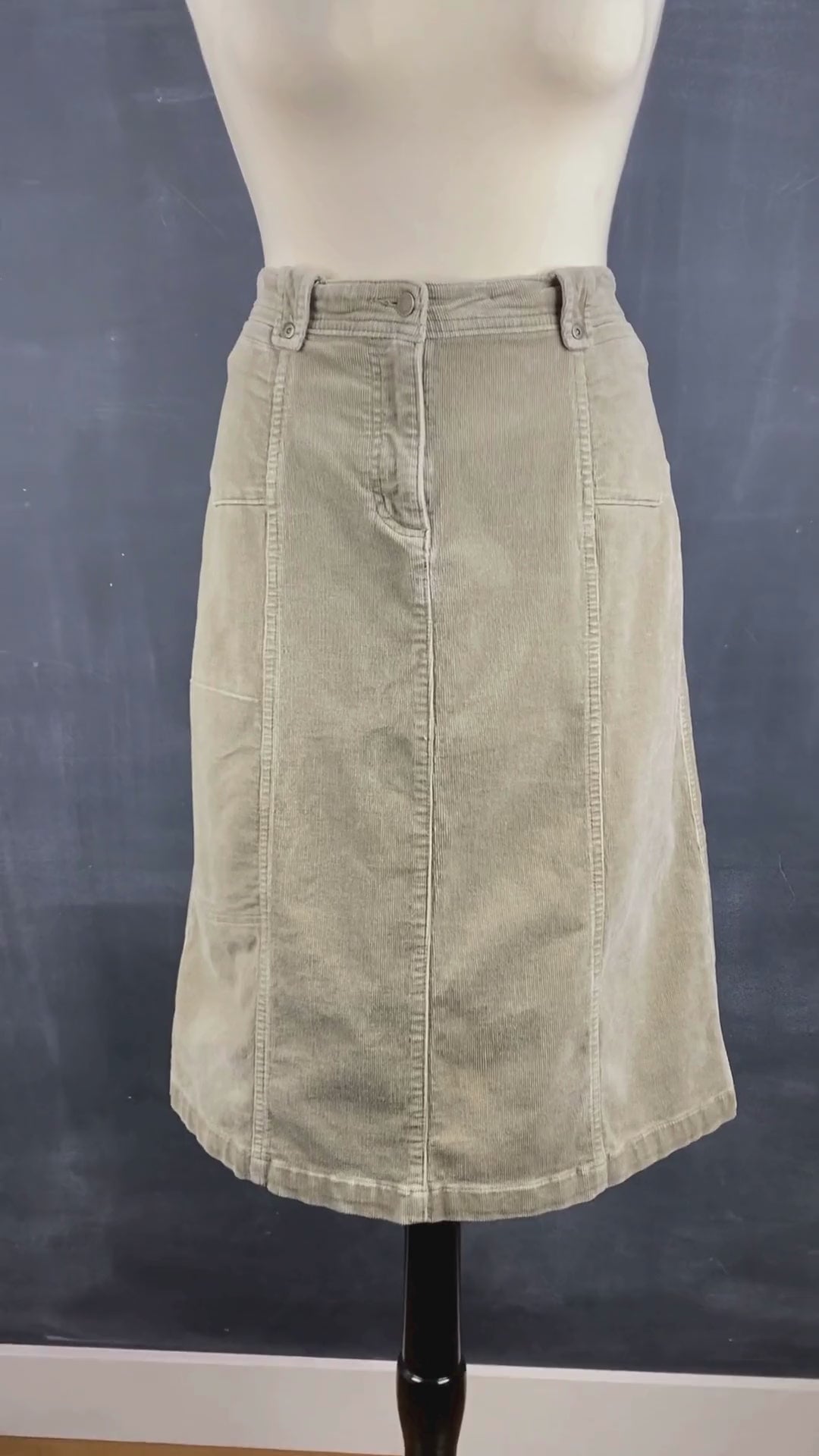 Jupe sable en velours côtelé extensible Woolrich, taille 6. Vue de la vidéo qui présente tous les détails de la jupe.