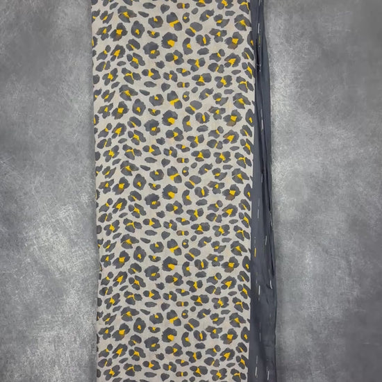 Foulard à motif animalier marine, bleu-gris et jaune ocre Sandwich, taille grand rectangle. Vue de la vidéo qui présente tous les détails du foulard.