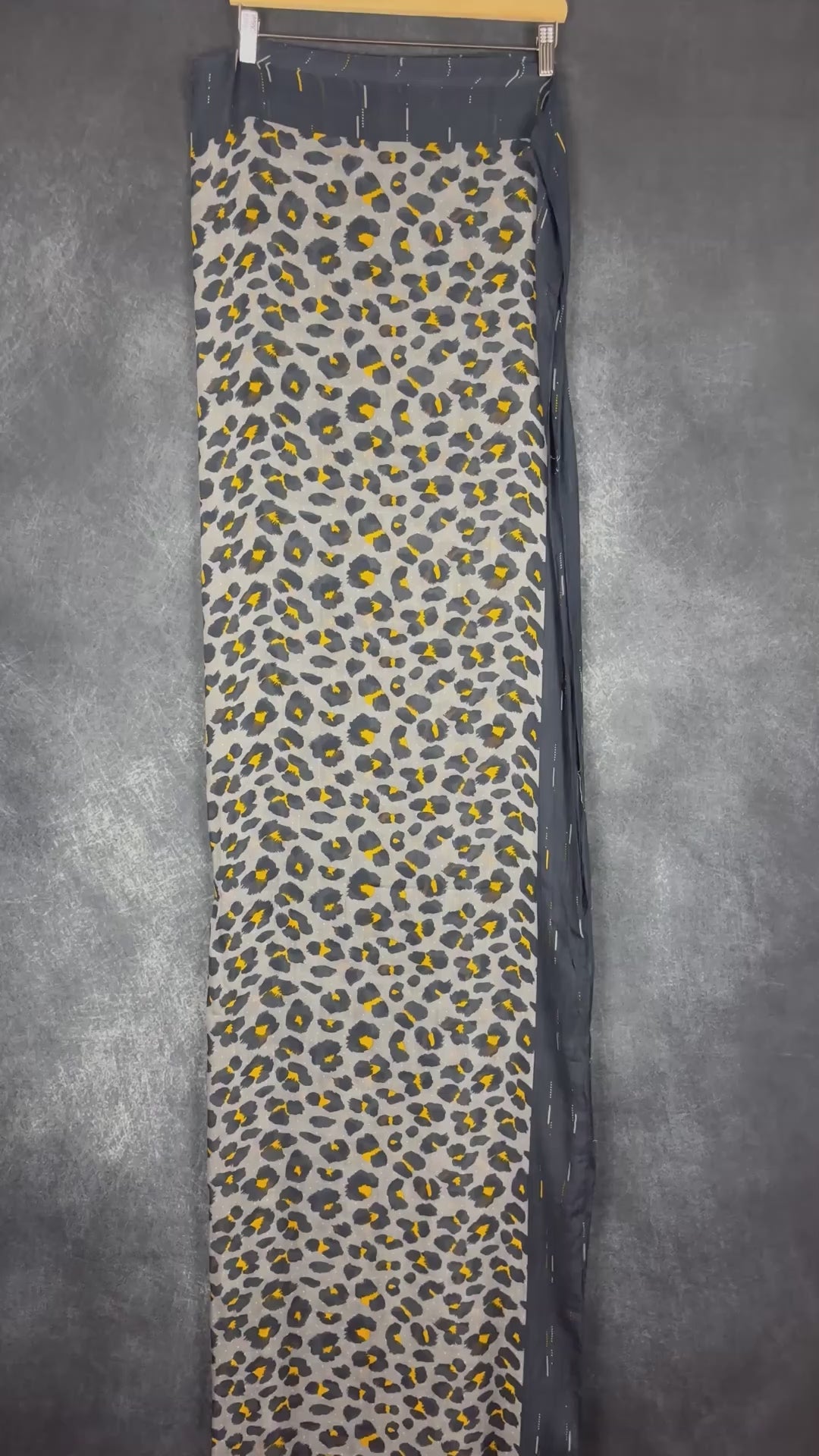 Foulard à motif animalier marine, bleu-gris et jaune ocre Sandwich, taille grand rectangle. Vue de la vidéo qui présente tous les détails du foulard.
