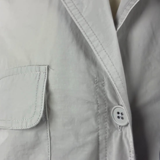 Chemisier gris décontracté parfait pour voyager The Group Babaton, taille small (peut faire jusqu'à large). Vue de la vidéo qui présente tous les détails du chemisier.
