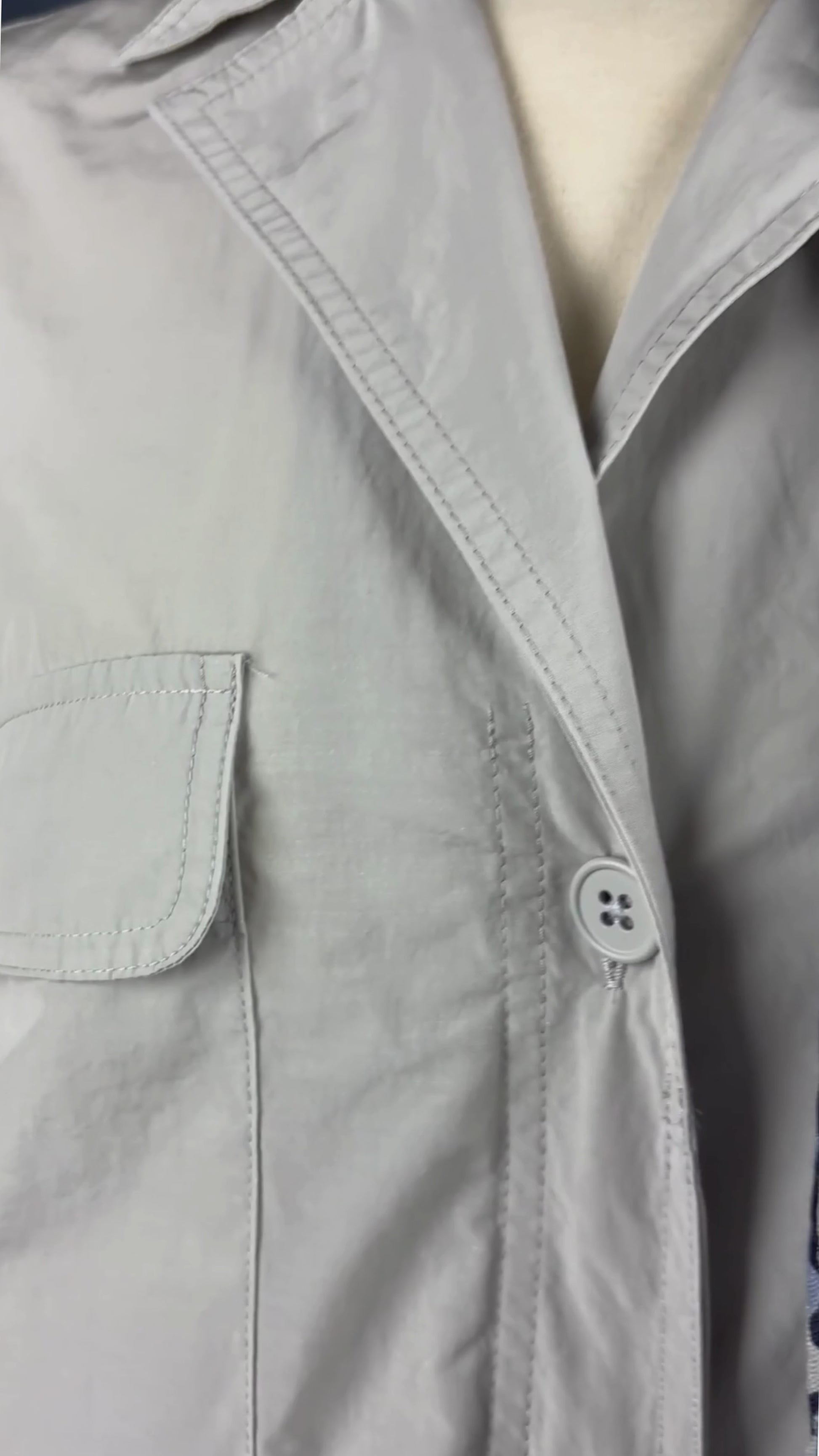 Chemisier gris décontracté parfait pour voyager The Group Babaton, taille small (peut faire jusqu'à large). Vue de la vidéo qui présente tous les détails du chemisier.