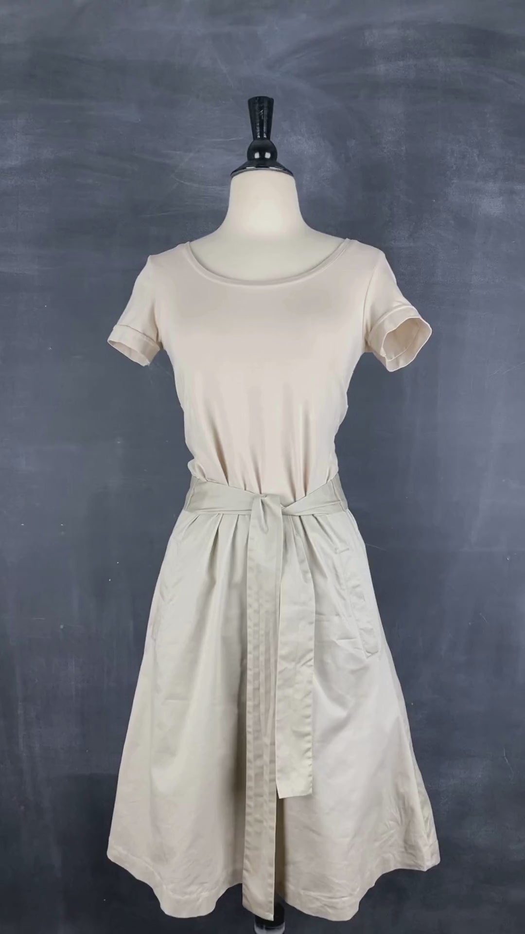 Robe greige bi-matière avec poches Tristan & Iseut, taille small. Vue de la vidéo qui présente tous les détails de la robe.