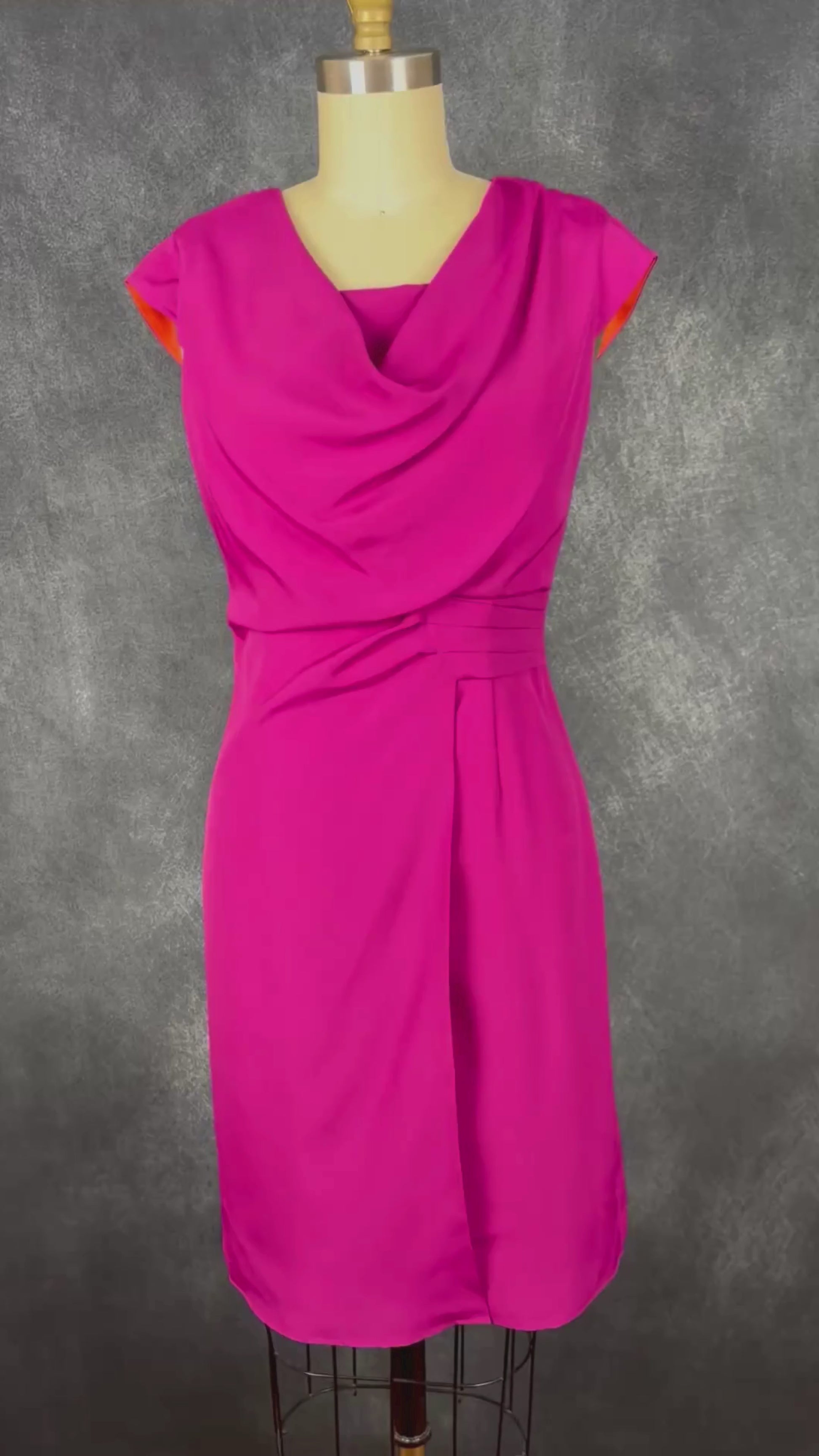 Robe fuchsia col drapé Marc Aurel, taille 34 (xs). Vue de la vidéo qui présente tous les détails de la robe.