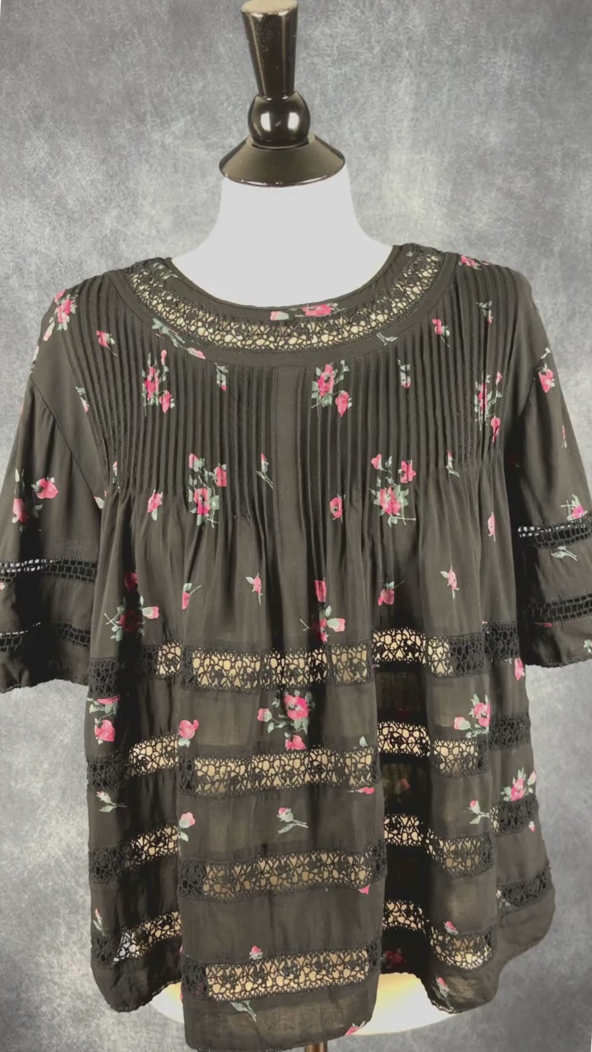 Blouse paysanne noire à motifs floraux et dentelle Wilfred, taille medium. Vue de la vidéo qui présente tous les détails de la blouse.