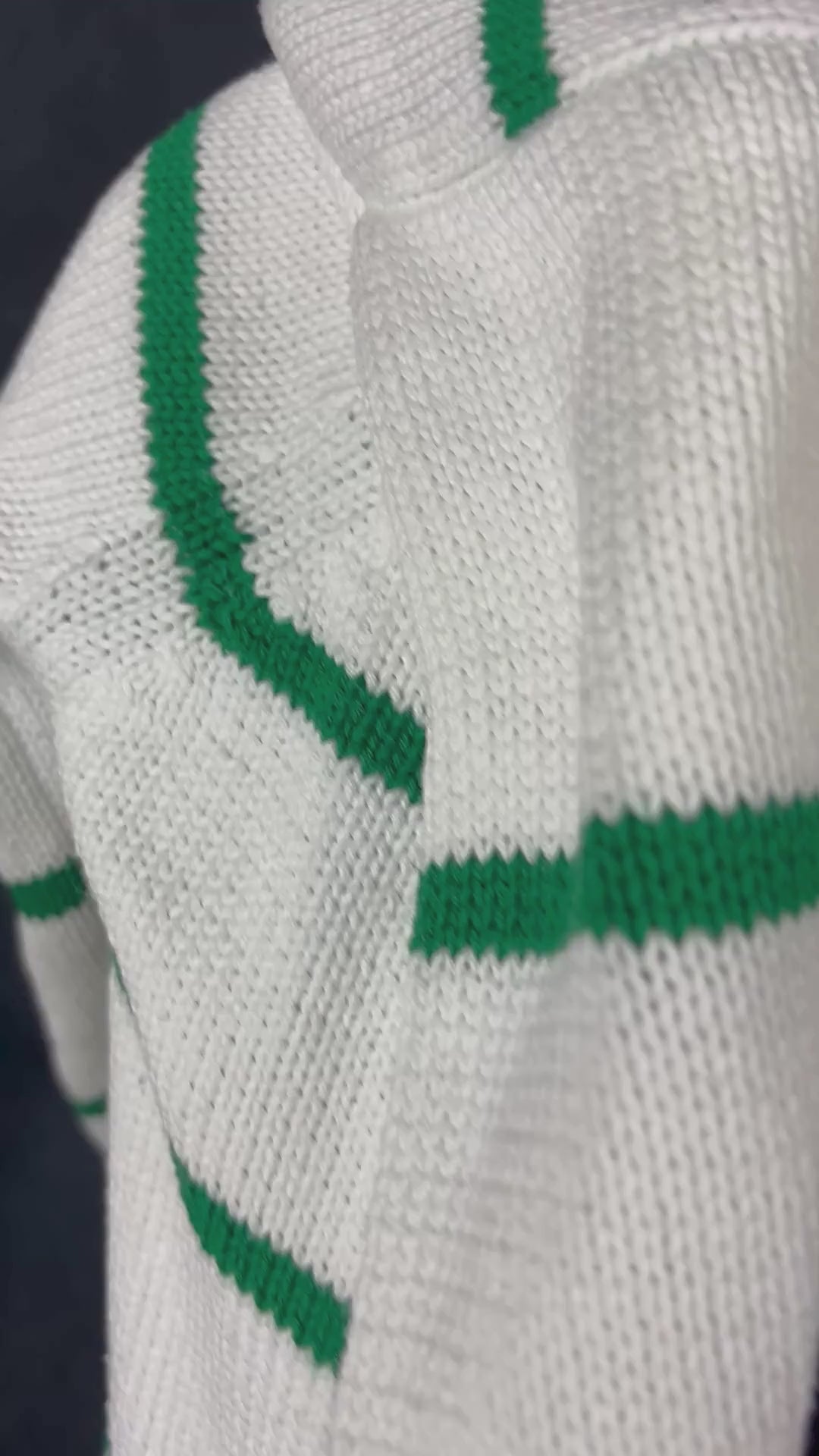 Chandail demi-zip en tricot de coton crème à rayures vertes United Colors of Benetton, taille xl. Vue de la vidéo qui présente tous les détails du chandail.