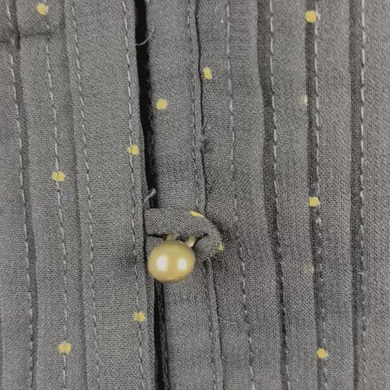 Blouse noire vaporeuse à pois dorés Redoute Création, taille 10 (medium). Vue de la vidéo qui présente tous les détails de la blouse.