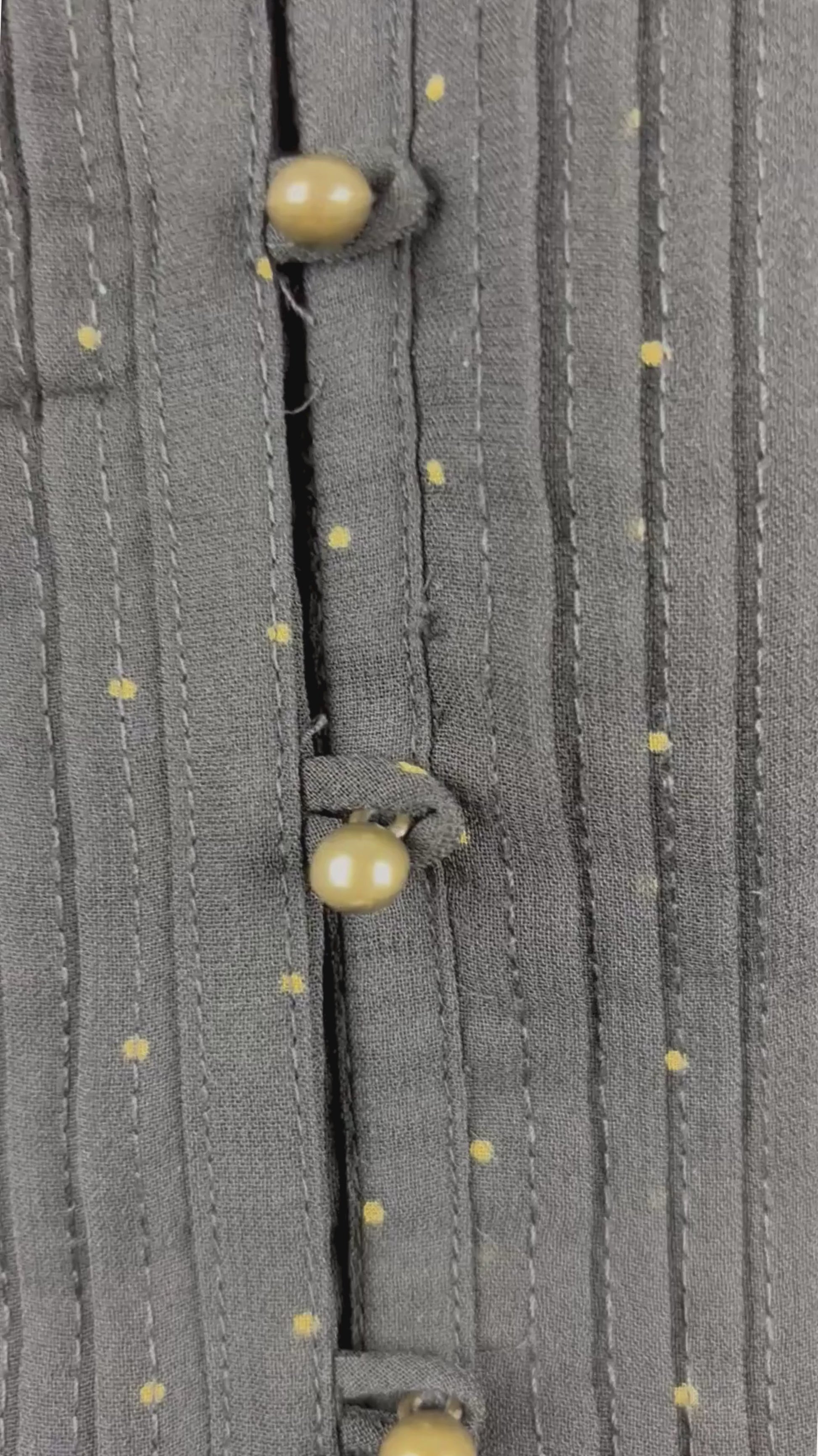 Blouse noire vaporeuse à pois dorés Redoute Création, taille 10 (medium). Vue de la vidéo qui présente tous les détails de la blouse.