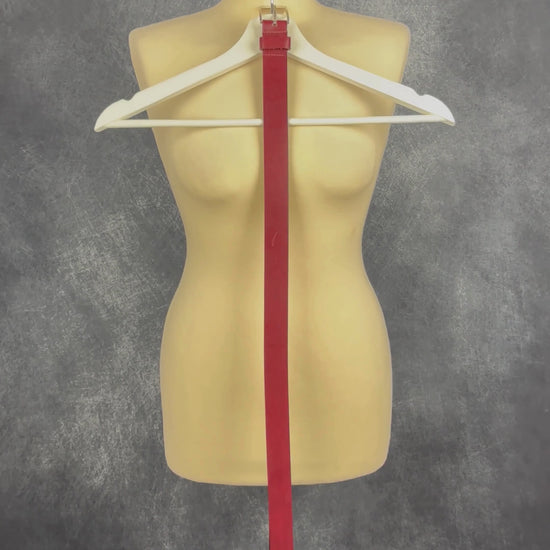 Ceinture en cuir bordeaux Mexx, taille estimée à small/medium. Vue de la vidéo qui présente tous les détails de la ceinture.