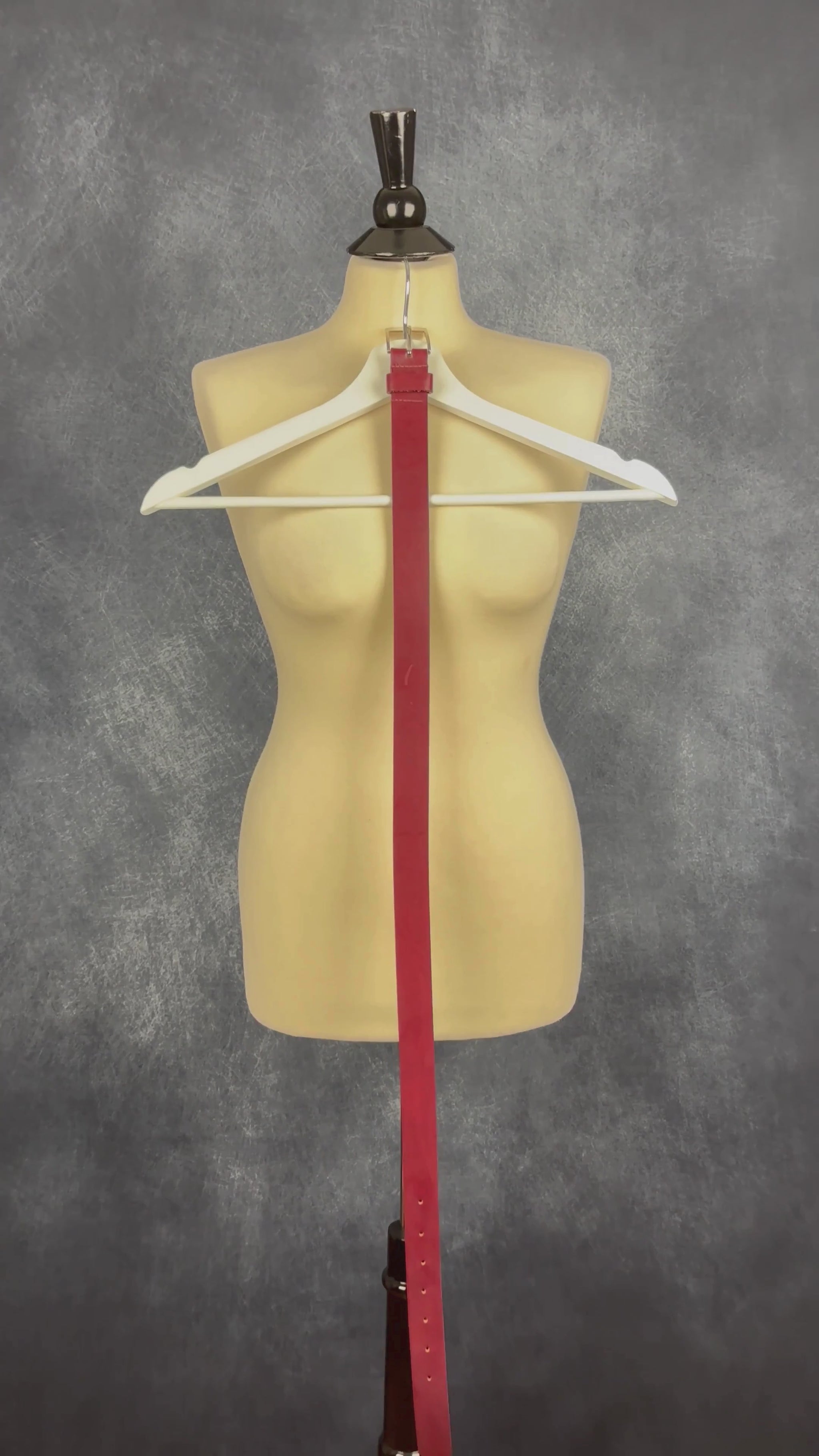 Ceinture en cuir bordeaux Mexx, taille estimée à small/medium. Vue de la vidéo qui présente tous les détails de la ceinture.