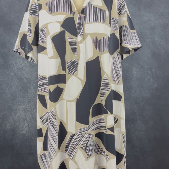Robe fluide maxi à motifs géométriques avec poches Joseph Ribkoff, taille 12 (large). Vue de la vidéo qui présente tous les détails de la robe.