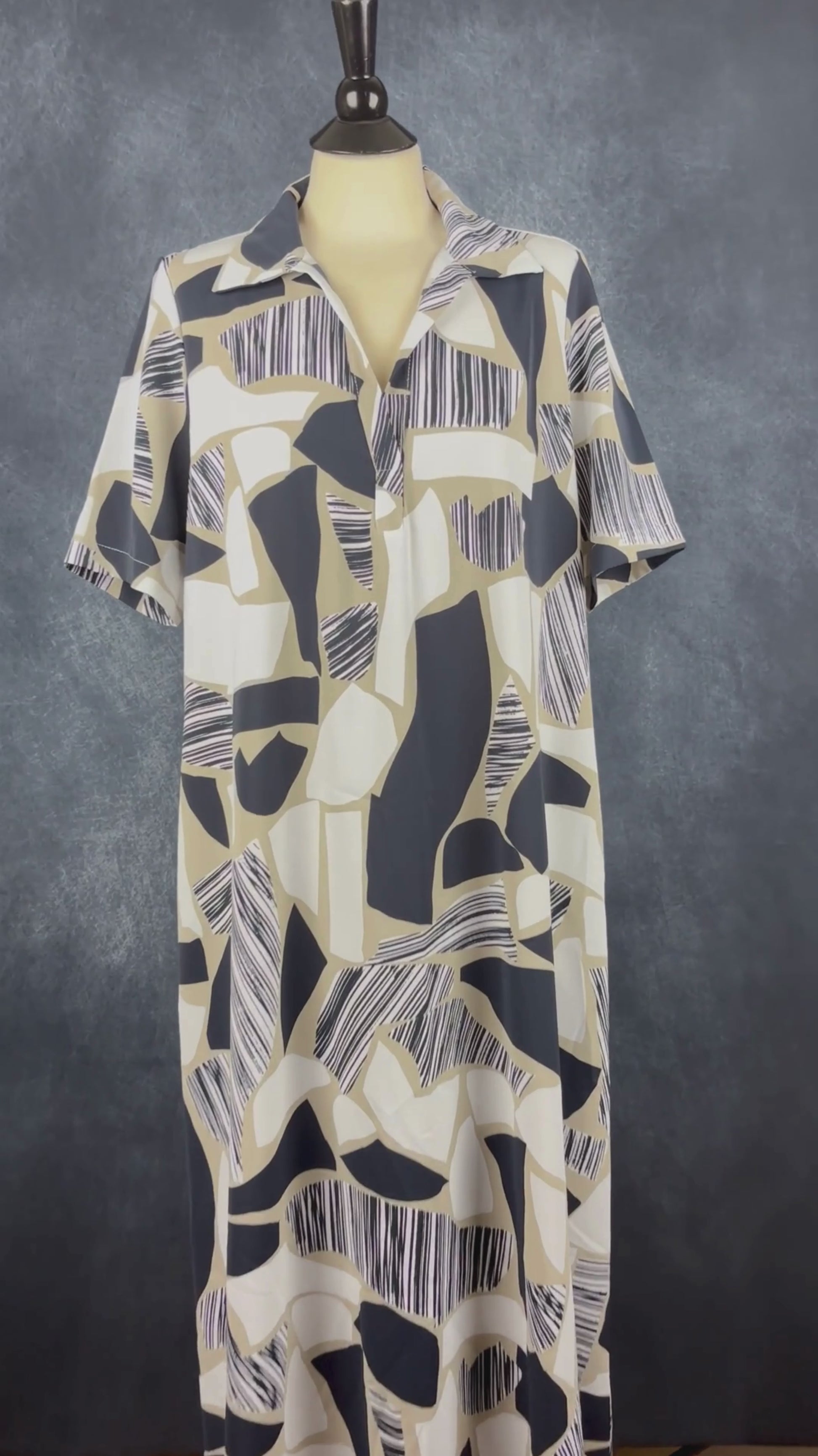 Robe fluide maxi à motifs géométriques avec poches Joseph Ribkoff, taille 12 (large). Vue de la vidéo qui présente tous les détails de la robe.