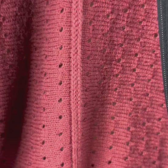 Chandail en tricot fin ajouré en mélange de coton et laine rouille rosé Part Two, taille medium. Vue de la vidéo qui présente tous les détails du chandail.