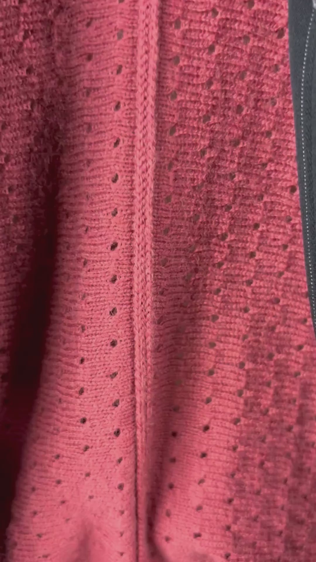 Chandail en tricot fin ajouré en mélange de coton et laine rouille rosé Part Two, taille medium. Vue de la vidéo qui présente tous les détails du chandail.