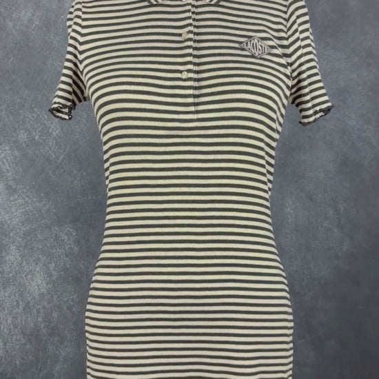 Robe polo à rayures noires et crème Lacoste Live, taille small. Vue de la vidéo qui présente tous les détails de la robe.