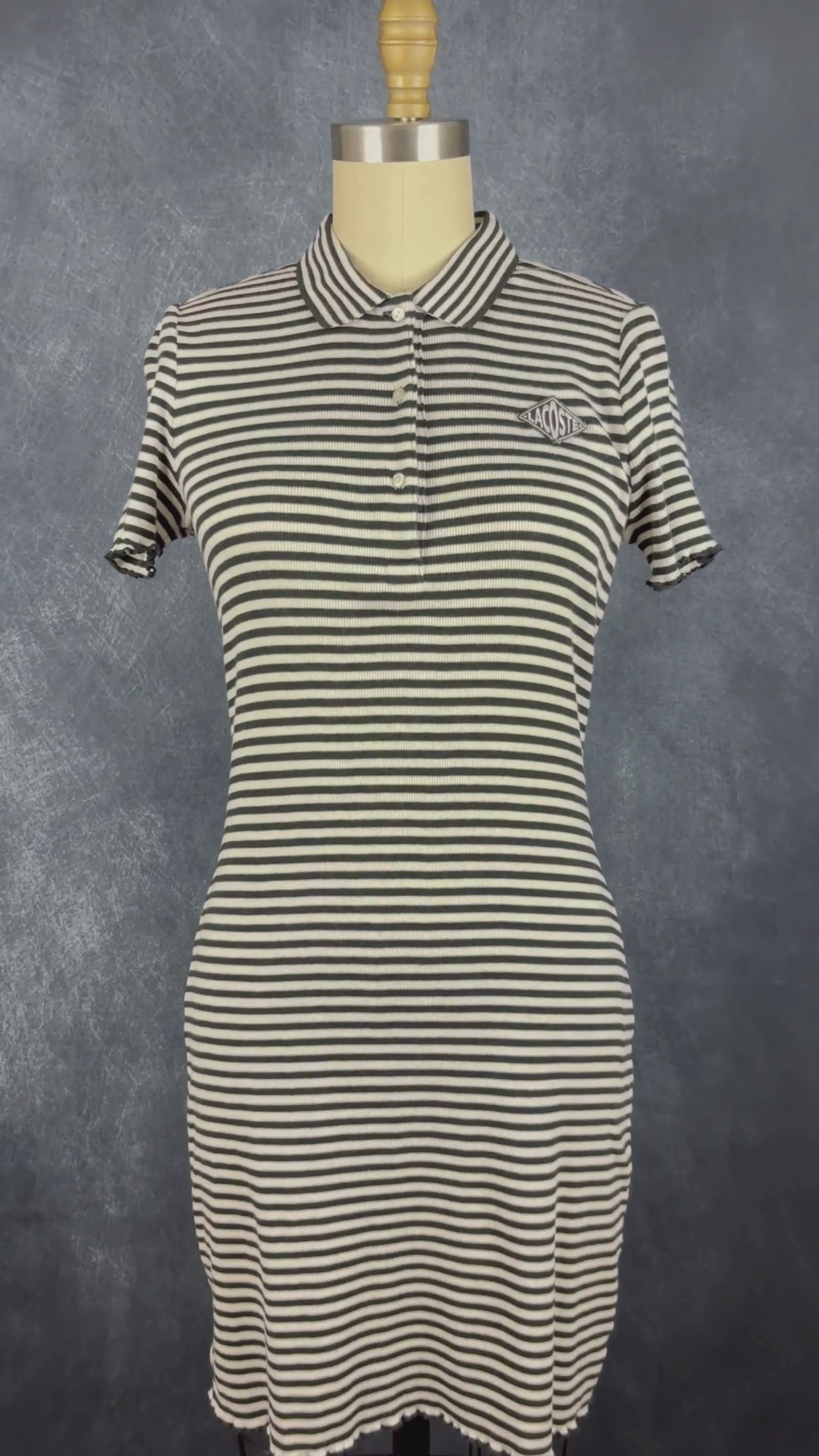 Robe polo à rayures noires et crème Lacoste Live, taille small. Vue de la vidéo qui présente tous les détails de la robe.
