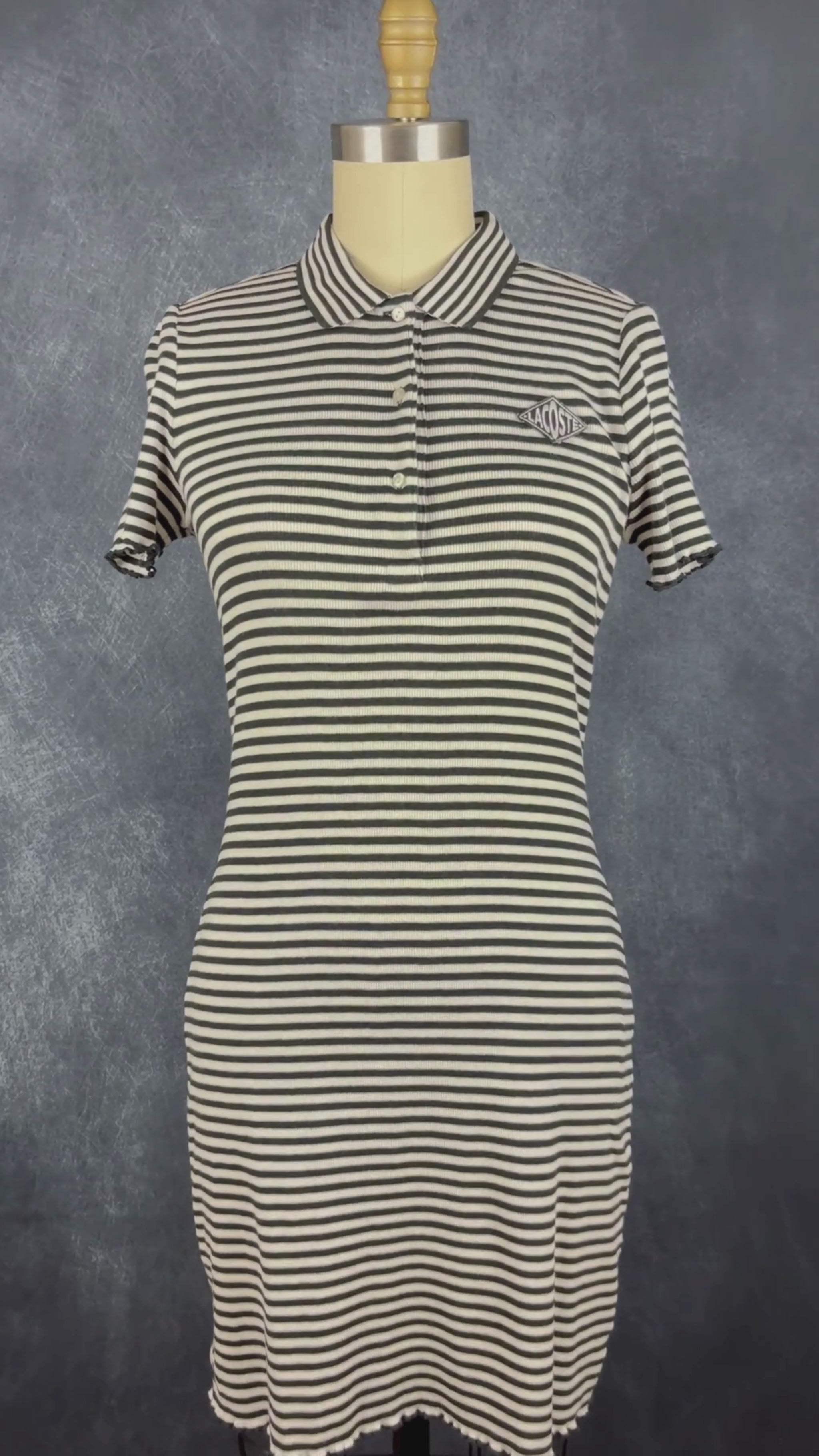 Robe polo à rayures noires et crème Lacoste Live, taille small. Vue de la vidéo qui présente tous les détails de la robe.