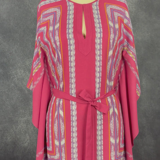 Robe droite rose à jolies rayures style caftan, BCBG MAXAZRIA, taille xxs qui convient facilement à xs/s. Vue de la vidéo qui présente tous les détails de la robe.