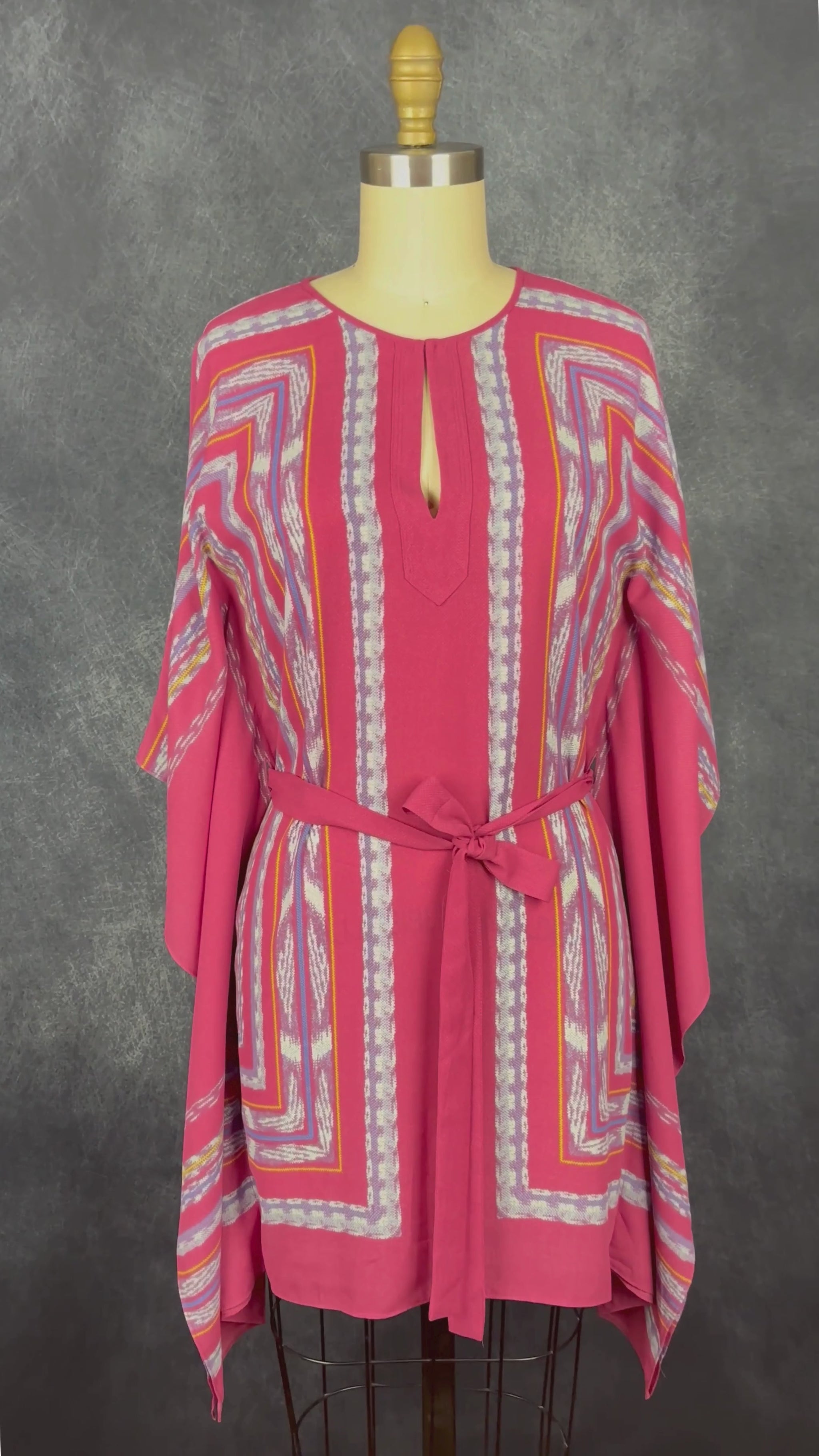 Robe droite rose à jolies rayures style caftan, BCBG MAXAZRIA, taille xxs qui convient facilement à xs/s. Vue de la vidéo qui présente tous les détails de la robe.