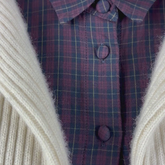 Chandail crème en tricot de cachemire Club Monaco, taille small. Vue de la vidéo qui présente tous les détails du chandail.