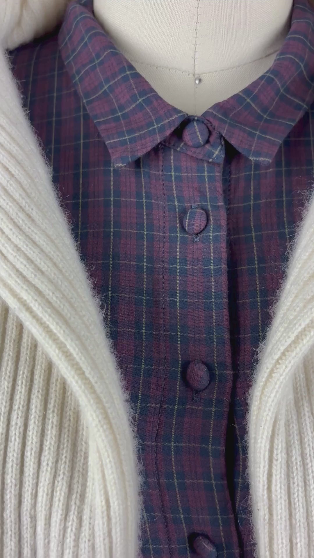 Chandail crème en tricot de cachemire Club Monaco, taille small. Vue de la vidéo qui présente tous les détails du chandail.