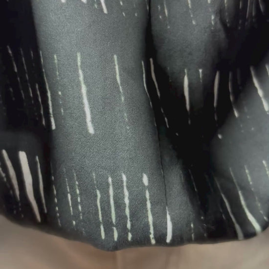 Blouse en soie et coton à petits motifs Eileen Fisher, taille medium. Vue de la vidéo qui présente tous les détails de la blouse.