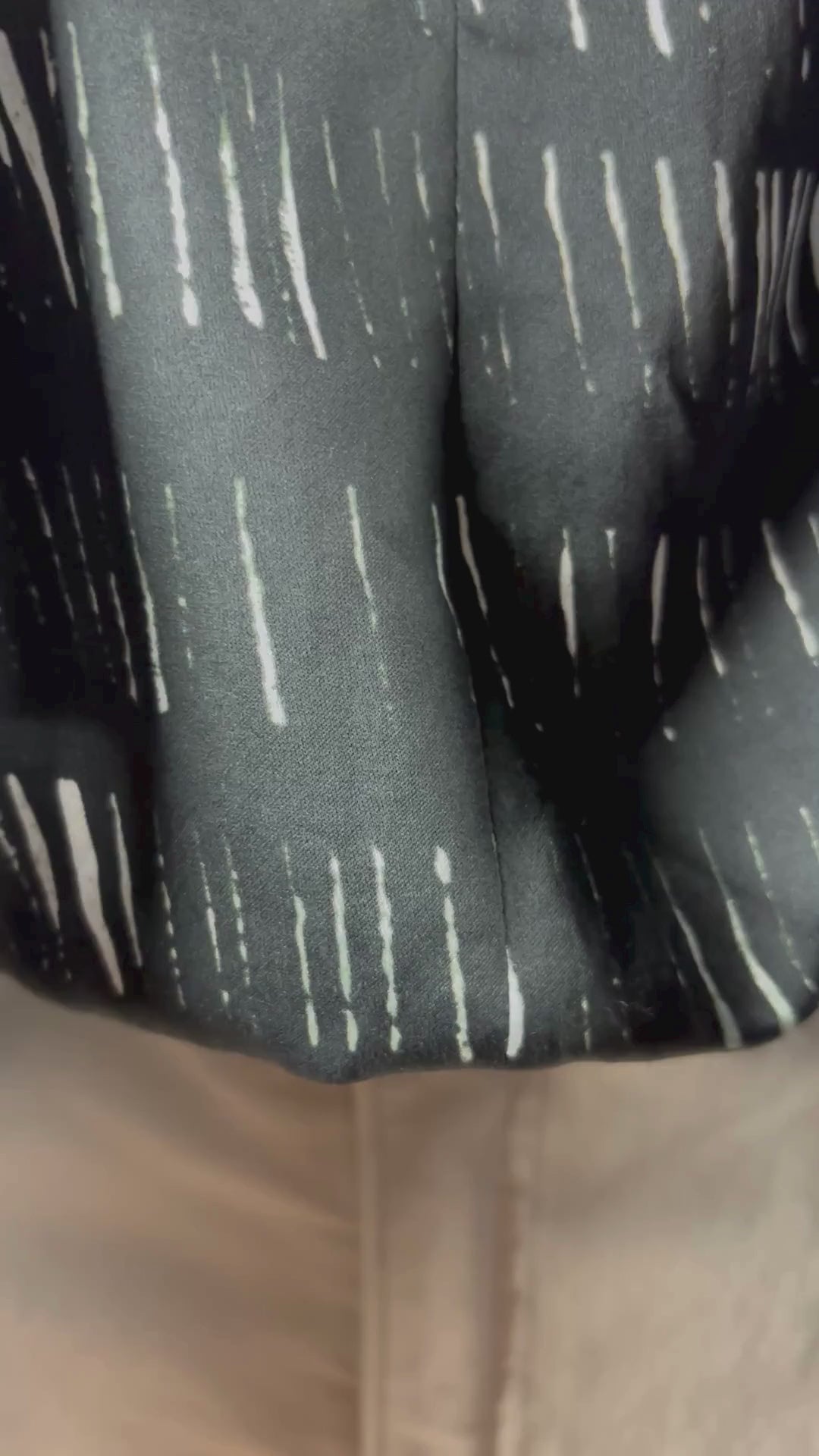 Blouse en soie et coton à petits motifs Eileen Fisher, taille medium. Vue de la vidéo qui présente tous les détails de la blouse.