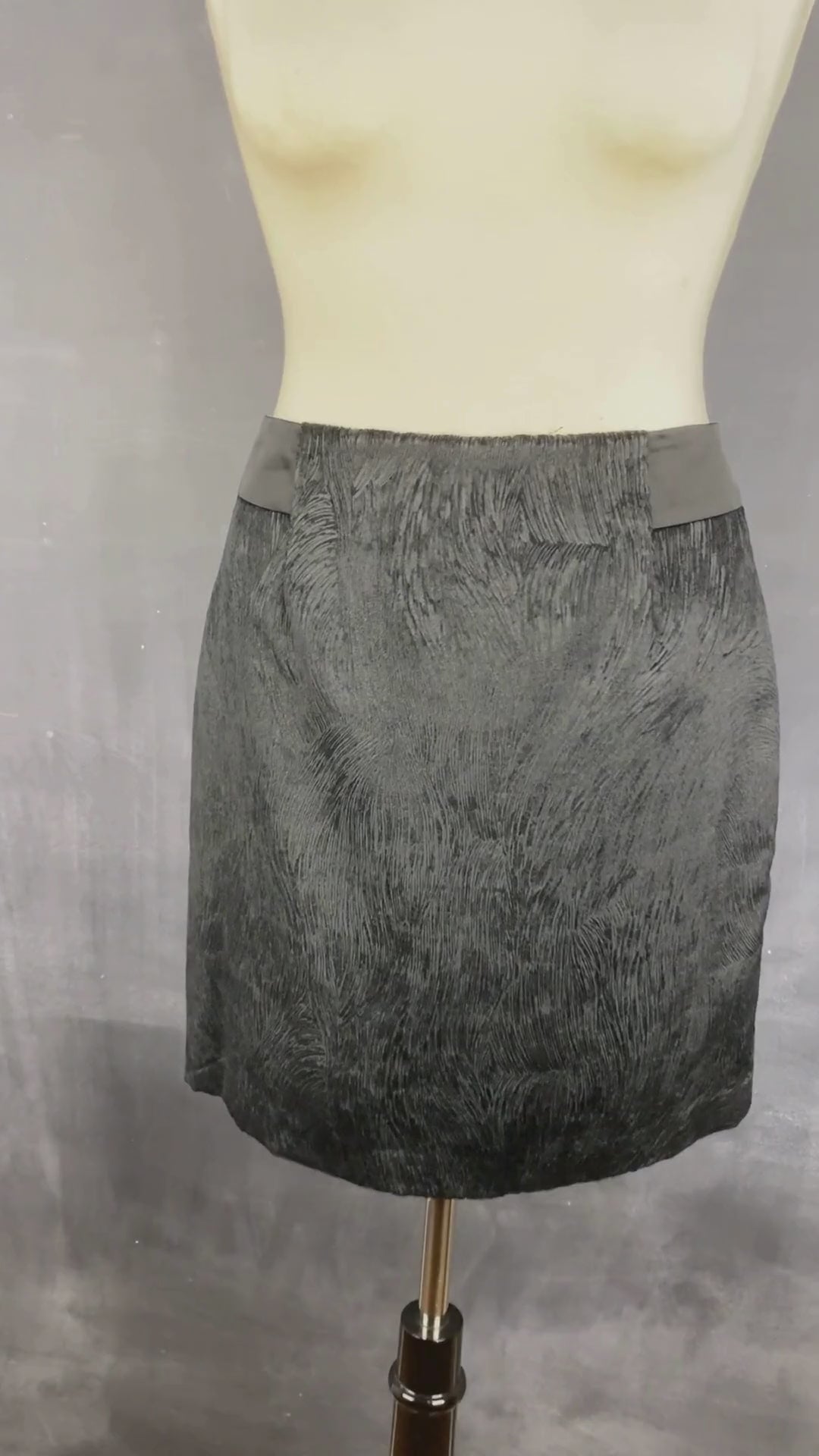 Jupe noire chic texturée Tristan, taille 6. Vue de la vidéo qui présente tous les détails de la jupe.