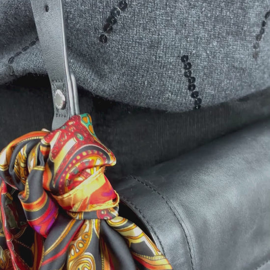 Pantalon noir coupe étroite en velours côtelé Part Two, taille 38 qui correspond environ à medium. Vue de la vidéo qui présente tous les détails du pantalon.