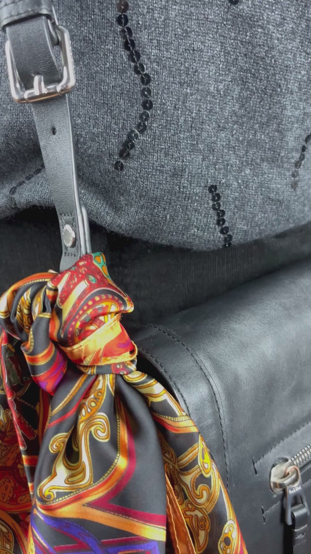 Pantalon noir coupe étroite en velours côtelé Part Two, taille 38 qui correspond environ à medium. Vue de la vidéo qui présente tous les détails du pantalon.
