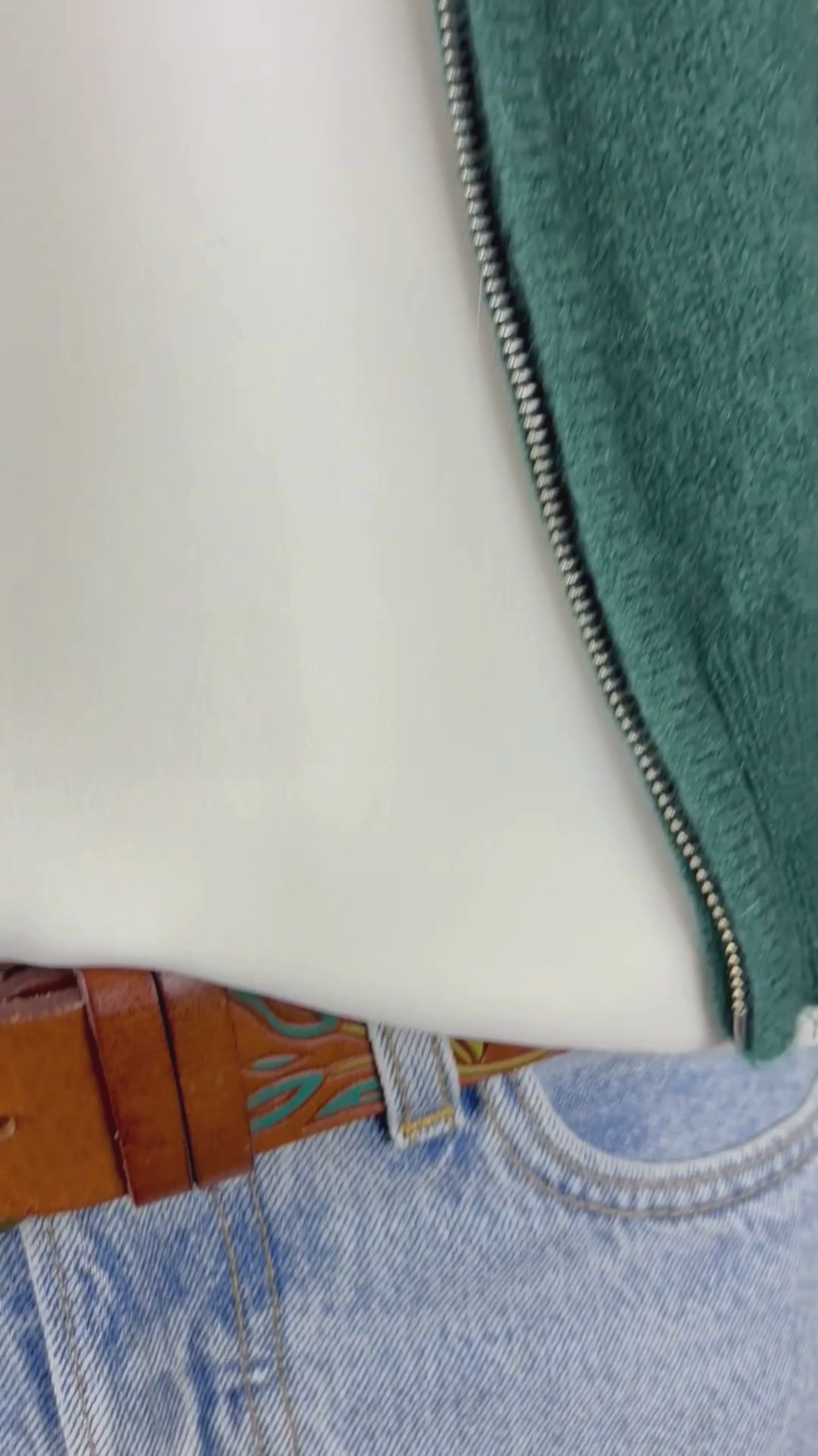 Jeans pâle coupe wedgie droit Levi's, taille 26. Vue de la vidéo qui présente tous les détails du jeans.